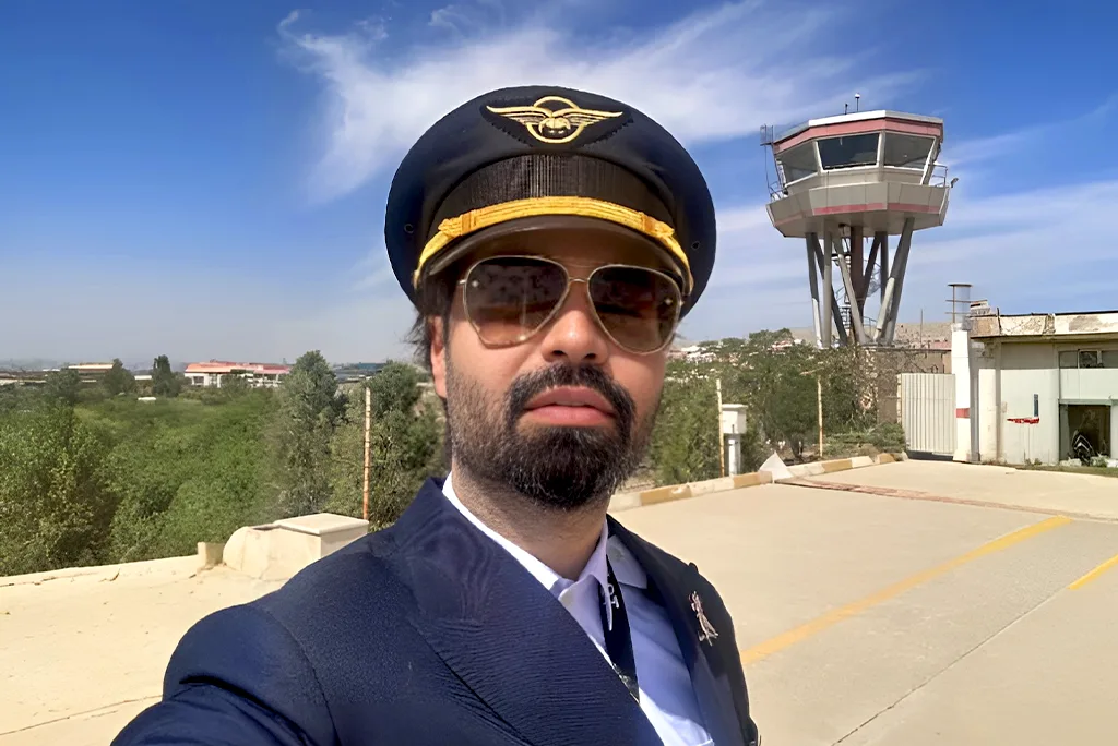 ماکان آریا پارسا در لباس خلبانی